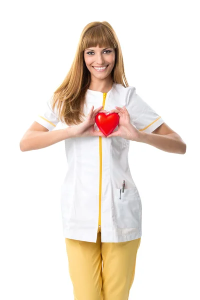 Hermosa enfermera sosteniendo corazón rojo —  Fotos de Stock