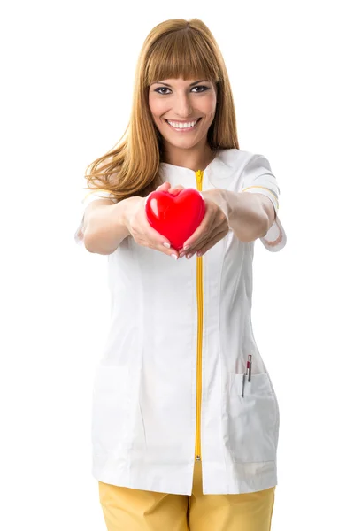 Vacker sjuksköterska anläggning röd hjärta — Stockfoto