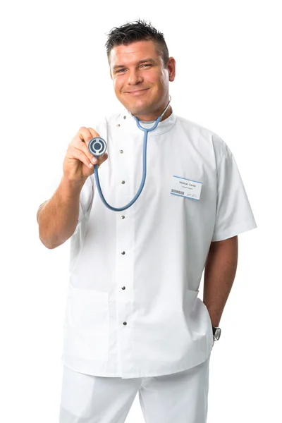 英俊的医生在一件白色的连衣裙，显示听诊器 — 图库照片