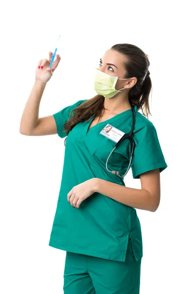 Mooie chirurg in groene Mondmasker, houden de injectie — Stockfoto