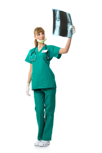 Vrouwelijke chirurg kijkend x-ray afbeelding — Stockfoto