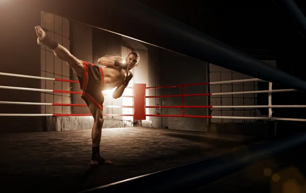 Młody człowiek kick-boxingu — Zdjęcie stockowe