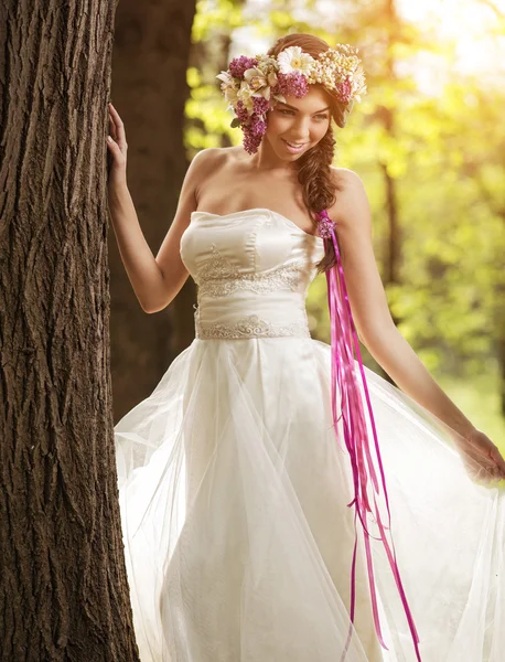 Schöne Braut mit Blumen-Diadem — Stockfoto