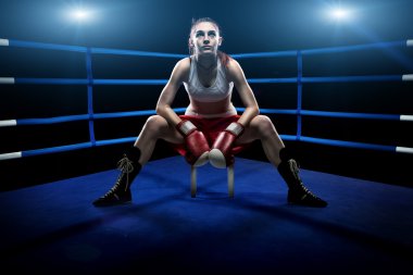 Boks boks arenada yalnız oturan kadın