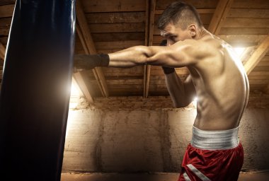 genç adam egzersiz tavan boks