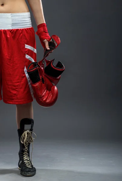 Mulher de boxe de pé em vestido de caixa, segurando luvas de boxe — Fotografia de Stock