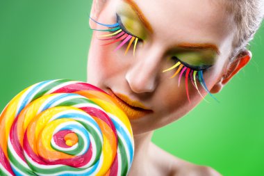 Renkli bükülmüş lolipop, renkli moda makyajı.