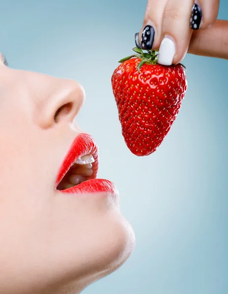 Women's mouth eats strawberries — Stock Photo, Image