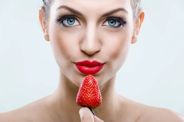 Femme tenant une fraise — Photo