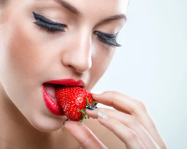 Beautiful woman take a bite of the strawberry — Stock Photo, Image