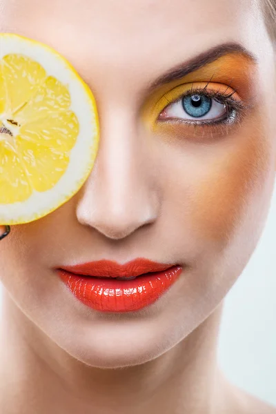Красивая женщина с лимоном и желтым макияжем — стоковое фото