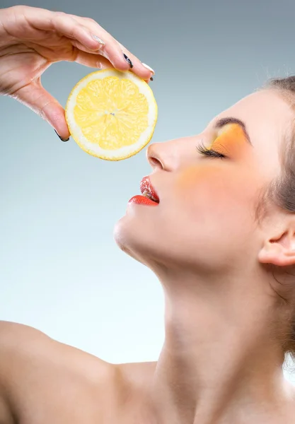 Woman holding a lemon — Stock Photo, Image