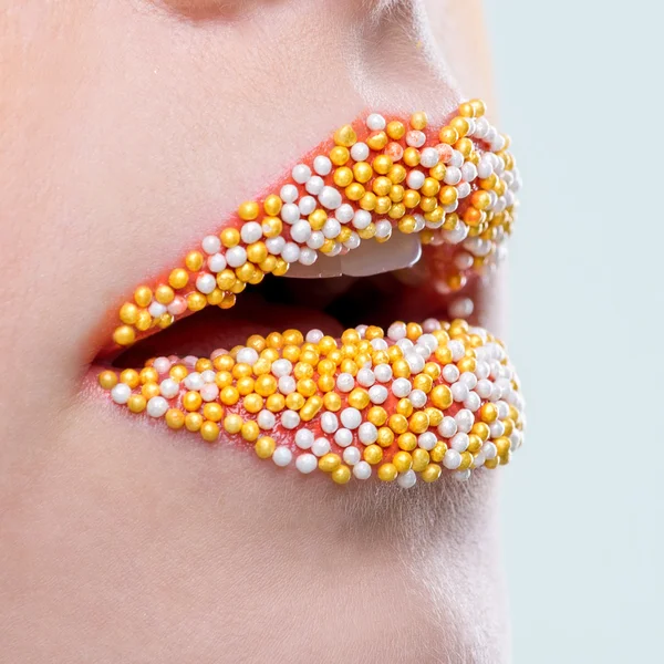 Lábios femininos bonitos com doce de pérola — Fotografia de Stock