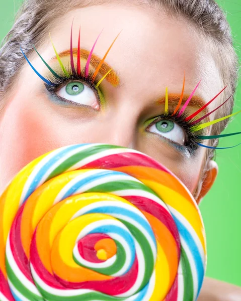 Uiterst komt kleurrijke schoonheid lolly, met bijpassende make-up — Stockfoto