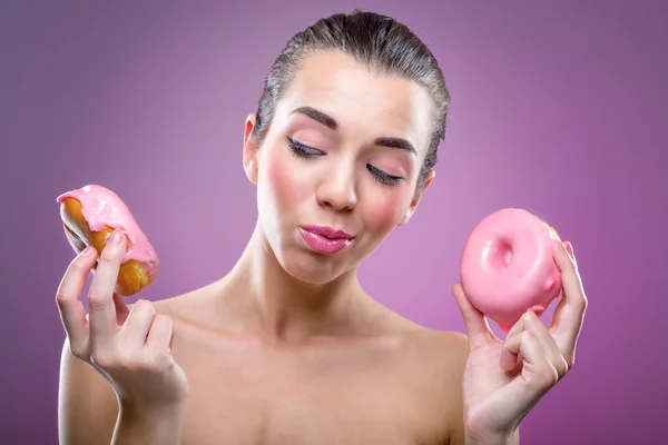 Frau mit zwei Donuts — Stockfoto