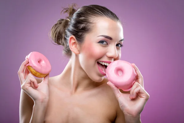 Vrouw met twee donuts — Stockfoto