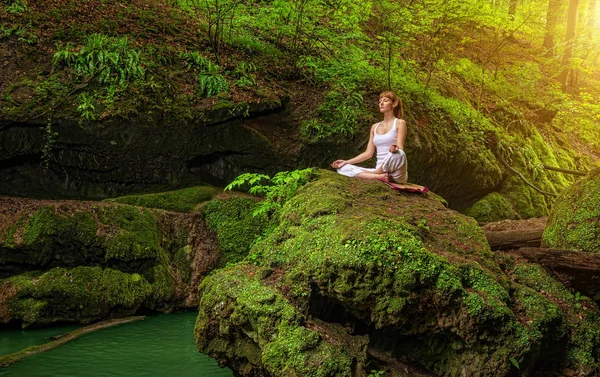 Woman relaxation in forest — Stock Photo, Image