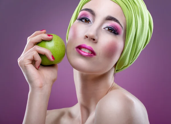 Modelo com maçã — Fotografia de Stock