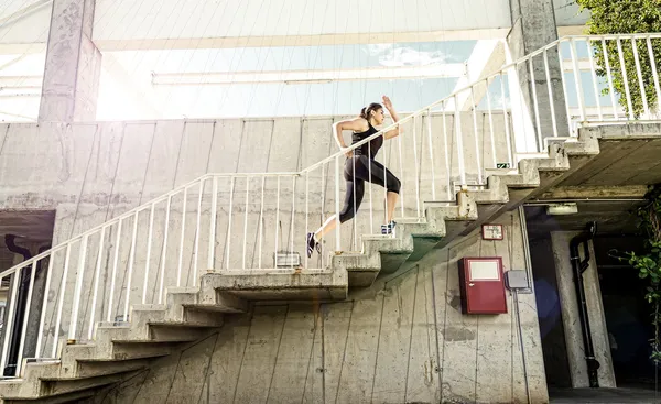 Correndo mulher até as escadas — Fotografia de Stock