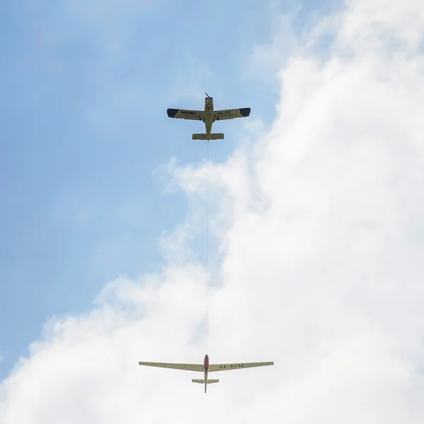 Sailing pull the plane flying in the air — Stock Photo, Image