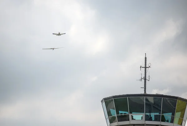 Segling som flyger genom luften bakom flygplats — Stockfoto