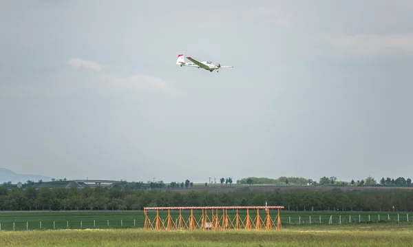 Airplane ready for landing — Stock Photo, Image