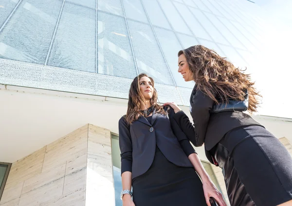 Deux jolies femmes d'affaires — Photo