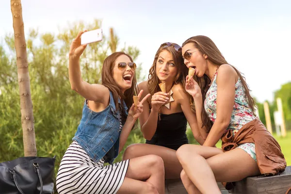 Girlfriends eating ice cream — Stock Photo, Image