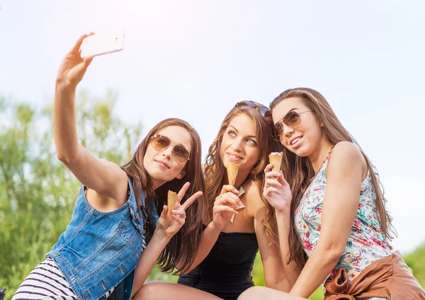 dondurma yiyen kadınlar