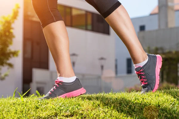 Jambes féminines courir — Photo