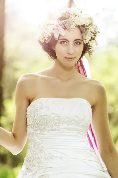 Braut mit Blumen-Diadem — Stockfoto