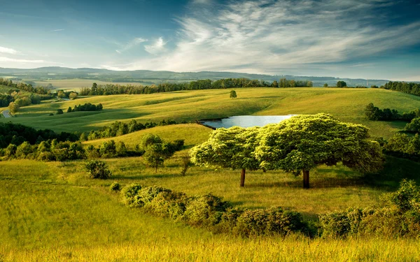 Hügellandschaft mit See — Stockfoto