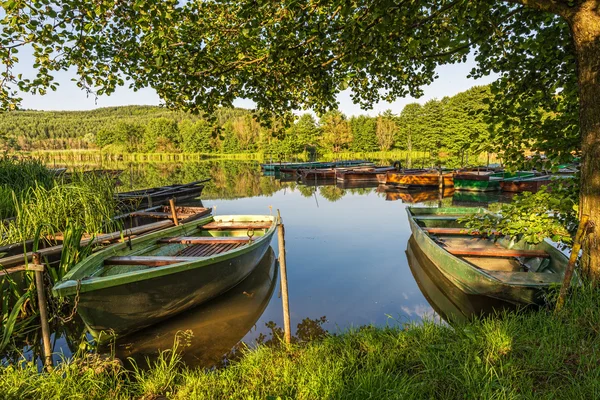 Lodě v přístavu u jezera — Stock fotografie