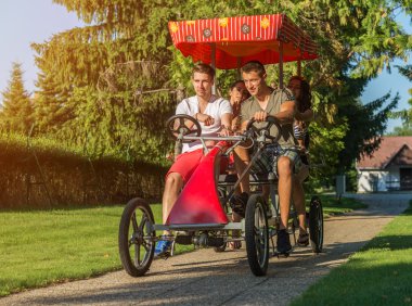 insanlar dört tekerlekli bisiklet