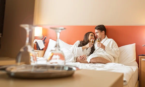 Şampanya ile çift yatakta gözlük