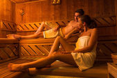 mladý pár v sauně