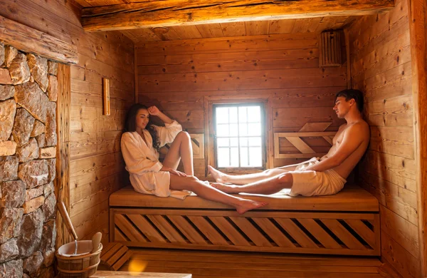 Parejas jóvenes en sauna — Foto de Stock