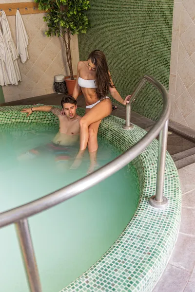 Jovem casal apaixonado na piscina — Fotografia de Stock