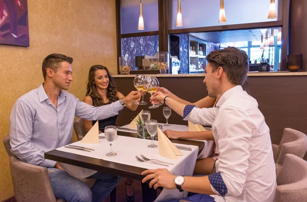 Bons amigos no restaurante clink óculos — Fotografia de Stock