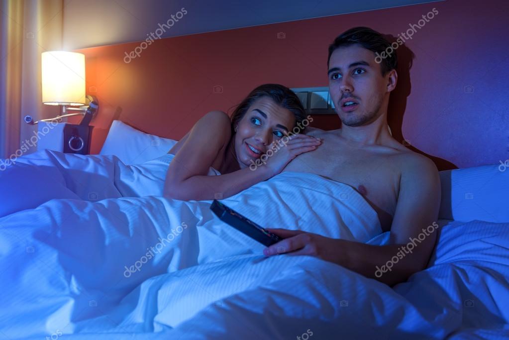 Заводящая парочка занимается сексом под телевизором