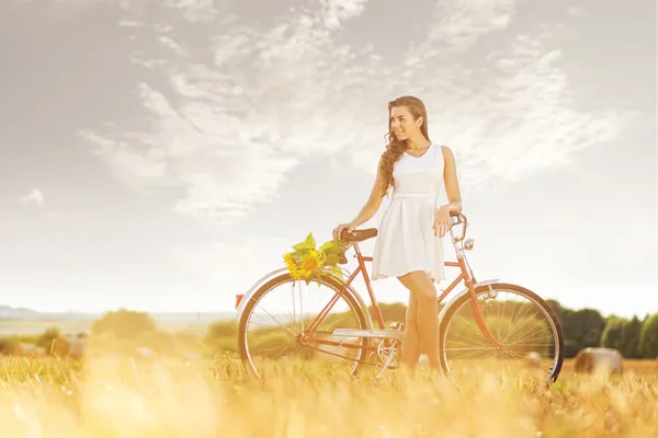 美しい女性の古い自転車 — ストック写真