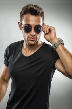 moda güneş gözlüğü takan adam