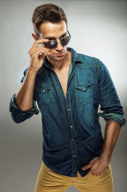 yakışıklı erkek moda elbise