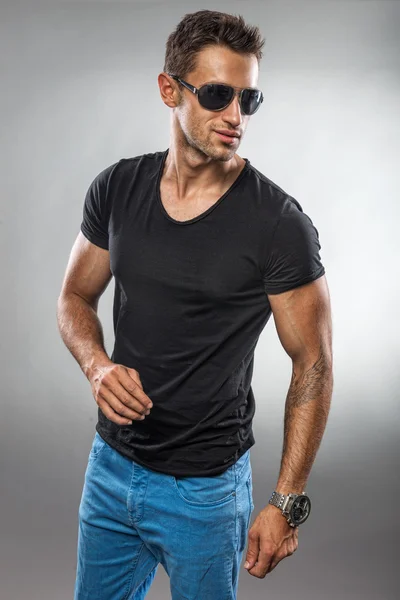Mode man dragen van een zonnebril — Stockfoto