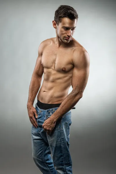 Handsome muscular man posing — Stock Photo, Image