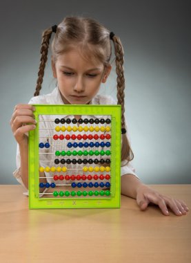 küçük kız kullanım abacus kurulu