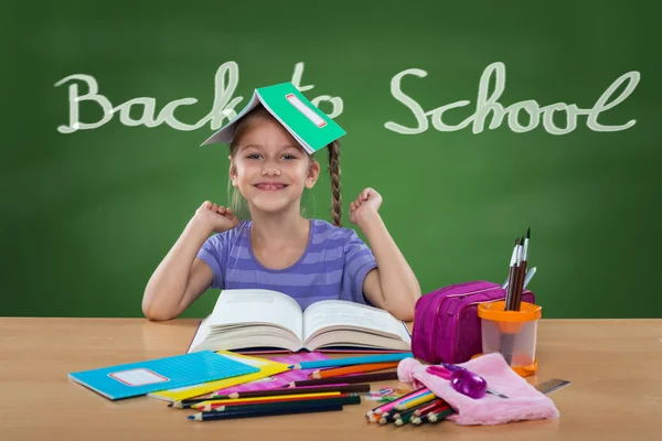 Fille dans banc d'école — Photo