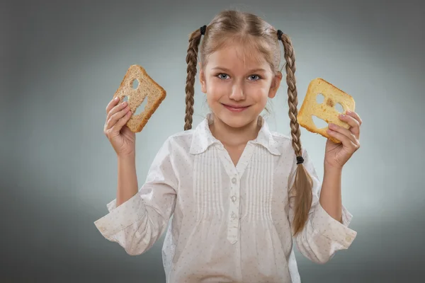 Niña con pan feliz — Foto de Stock