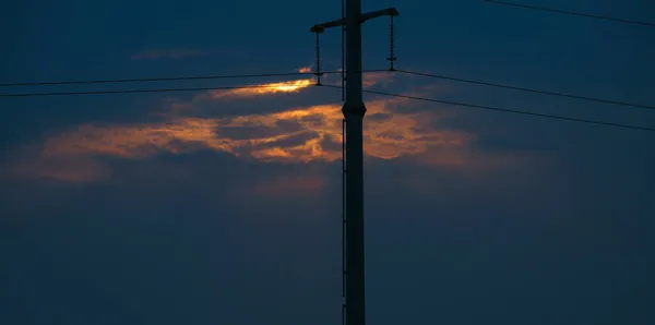 Våren 2015 Lyste Solnedgången Stad Silhuetter Telefonstolpar Omgivna Den Nedgående — Stockfoto