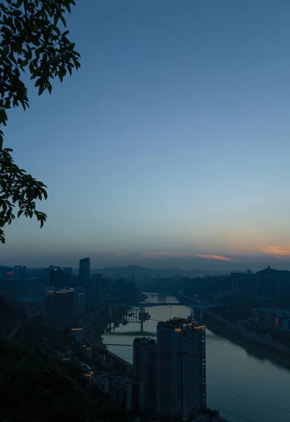 Akşamları Batan Güneşin Artçı Işığı Uzakta Kalır Şehir Zaten Aydınlanır — Stok fotoğraf